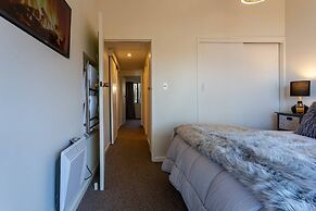 Amazing Lake View Spacious Townhouse with Parking