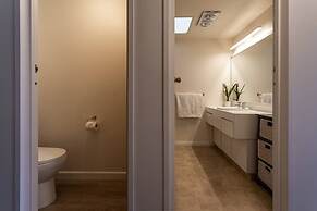 Amazing Lake View Spacious Townhouse with Parking