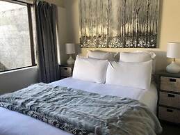 Amazing Lake View Spacious Townhouse with Parking