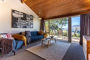 Amazing Lake View Spacious Townhouse with Parking