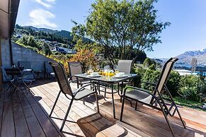 Amazing Lake View Spacious Townhouse with Parking