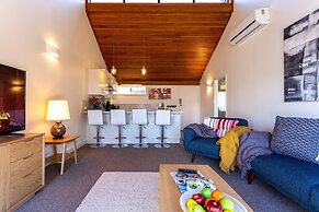 Amazing Lake View Spacious Townhouse with Parking