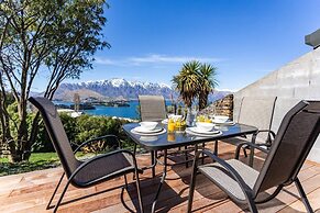 Amazing Lake View Spacious Townhouse with Parking