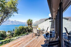 Amazing Lake View Spacious Townhouse with Parking