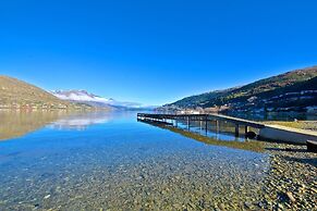 Lake Edge Family Cottage Panoramic View
