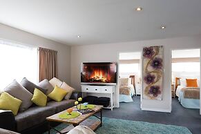 Lake Edge Family Cottage Panoramic View