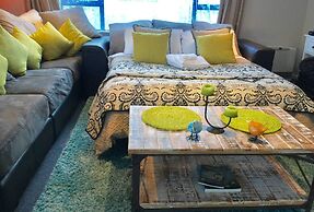 Lake Edge Family Cottage Panoramic View