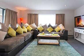 Lake Edge Family Cottage Panoramic View