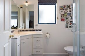 Lake Edge Family Cottage Panoramic View