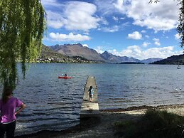 Lake Edge Family Cottage Panoramic View