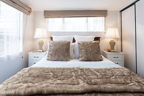 Lake Edge Family Cottage Panoramic View