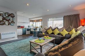 Lake Edge Family Cottage Panoramic View