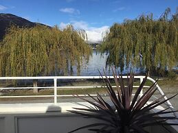 Lake Edge Family Cottage Panoramic View