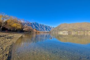 Lake Edge Family Cottage Panoramic View