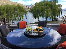 Lake Edge Family Cottage Panoramic View