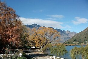 Lake Edge Family Cottage Panoramic View