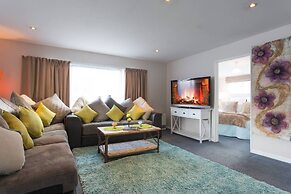 Lake Edge Family Cottage Panoramic View