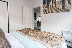 Lake Edge Family Cottage Panoramic View