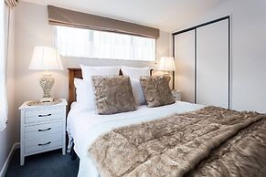 Lake Edge Family Cottage Panoramic View