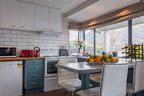 Lake Edge Family Cottage Panoramic View