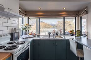 Lake Edge Family Cottage Panoramic View