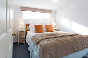 Lake Edge Family Cottage Panoramic View