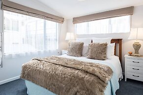 Lake Edge Family Cottage Panoramic View