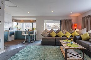 Lake Edge Family Cottage Panoramic View