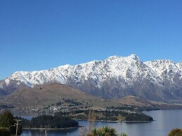 Spacious Lake View Townhouse Alpine Walk TO Town