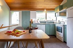 Spacious Lake View Alpine Townhouse Walk TO Town