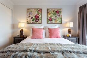 Spacious Lake View Alpine Townhouse Walk TO Town