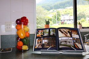 Spacious Lake View Alpine Townhouse Walk TO Town