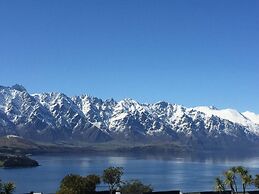 Spacious Lake View Alpine Townhouse Walk TO Town