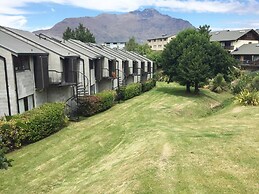 Spacious Lake View Alpine Townhouse Walk TO Town