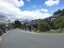 Spacious Lake View Alpine Townhouse Walk TO Town