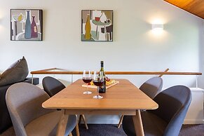 Spacious Lake View Alpine Townhouse Walk TO Town