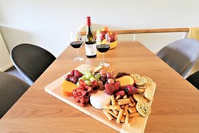 Spacious Lake View Alpine Townhouse Walk TO Town