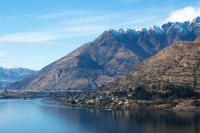 Remarkable Lake View Townhouse Queenstown Hill