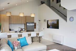 Remarkable Lake View Townhouse Queenstown Hill