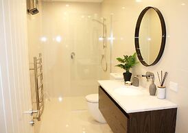 Remarkable Lake View Townhouse Queenstown Hill