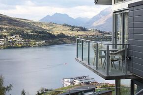 Remarkable Lake View Townhouse Queenstown Hill