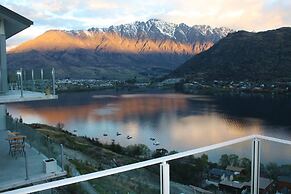 Remarkable Lake View Townhouse Queenstown Hill