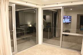 Remarkable Lake View Townhouse Queenstown Hill