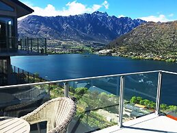 Remarkable Lake View Townhouse Queenstown Hill