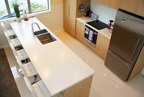 Remarkable Lake View Townhouse Queenstown Hill