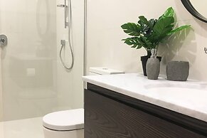 Remarkable Lake View Townhouse Queenstown Hill