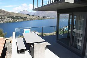 Remarkable Lake View Townhouse Queenstown Hill