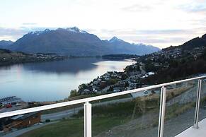 Remarkable Lake View Townhouse Queenstown Hill