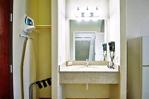 OYO Townhouse Clute Lake Jackson