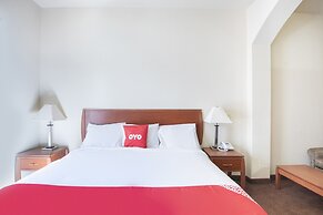 OYO Townhouse Clute Lake Jackson